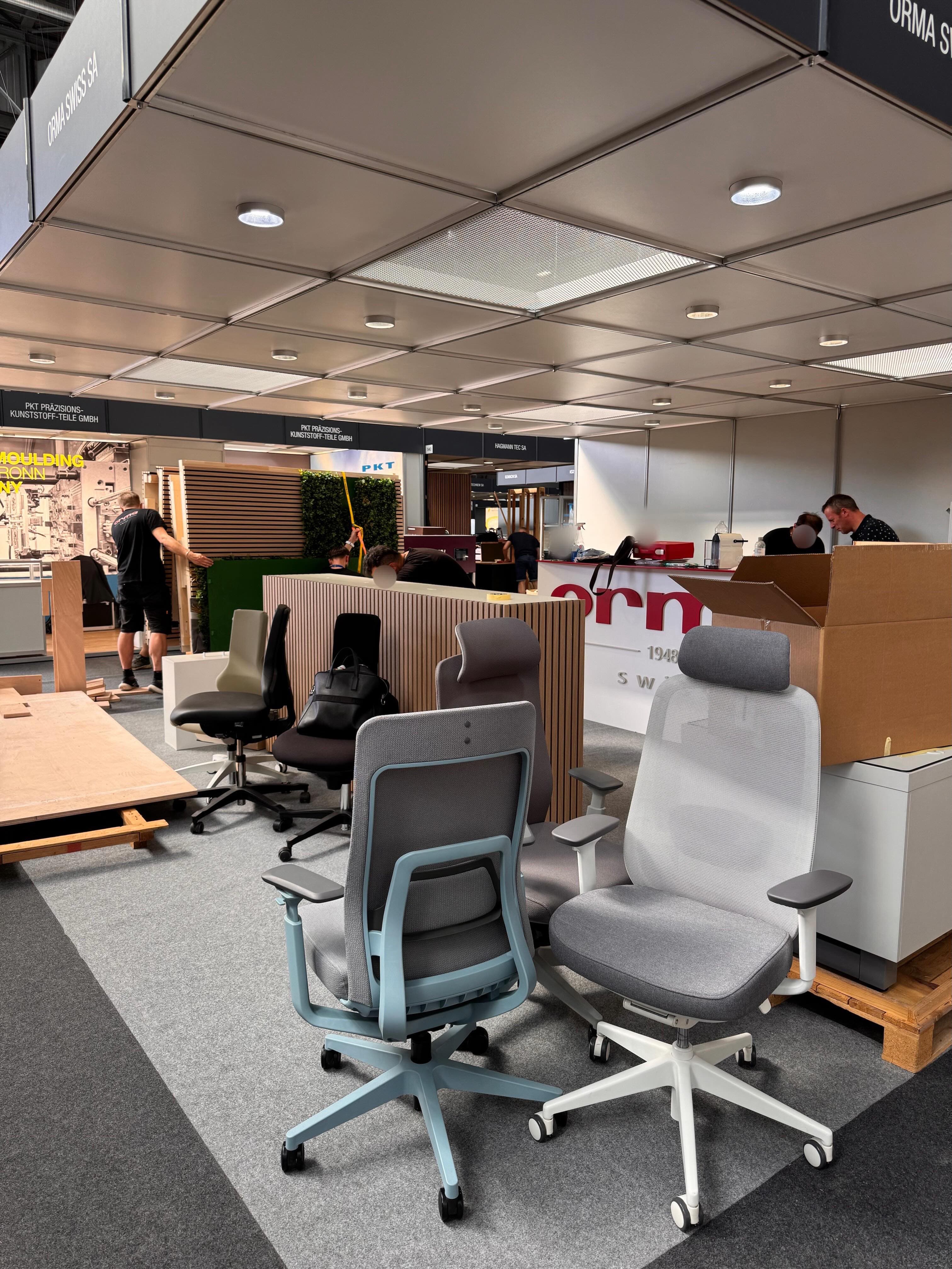 Installation du mobilier et des sièges ergonomiques sur le stand ORMA