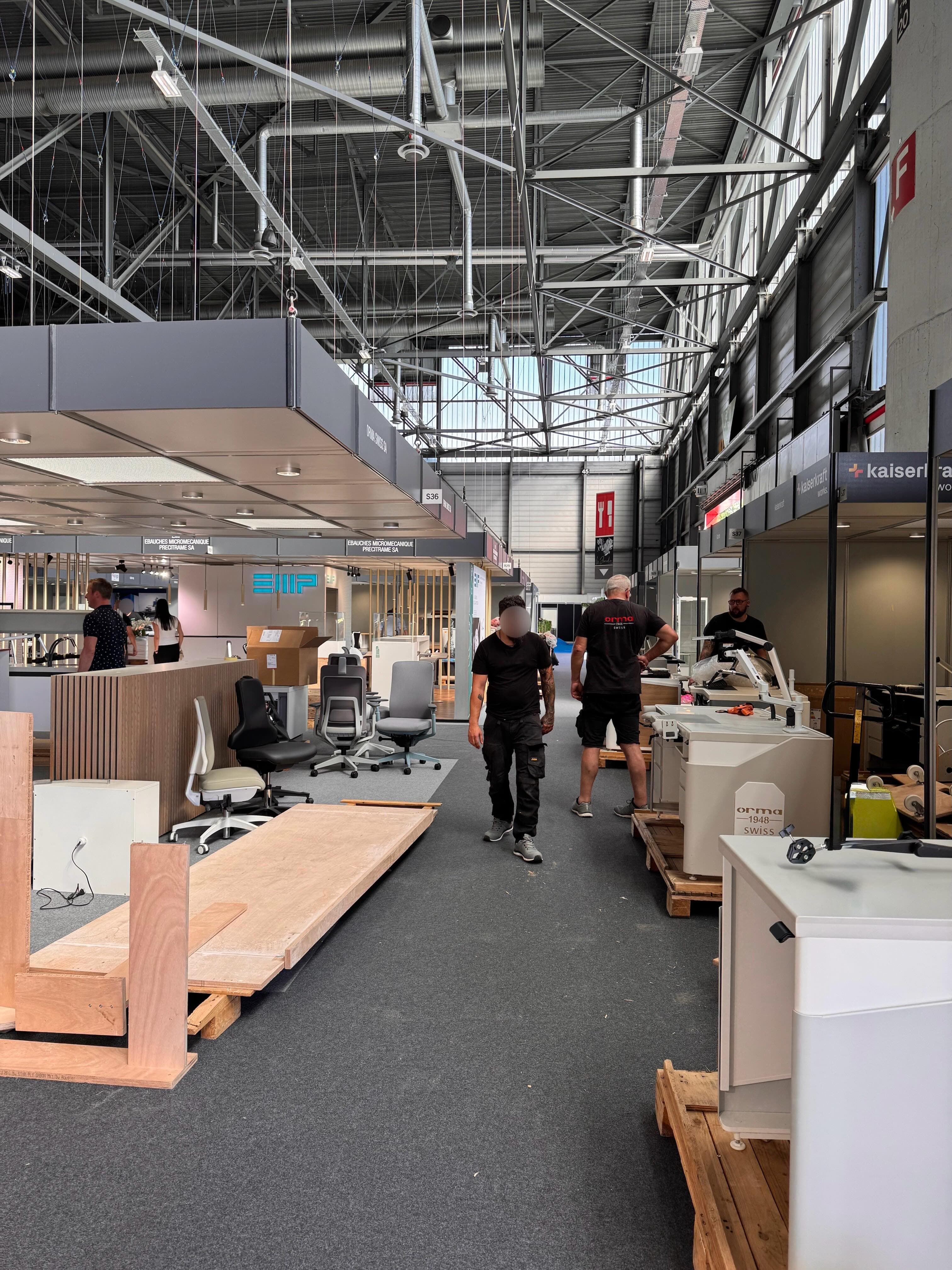Équipe ORMA finalisant l’installation du stand à l’EPHJ 2026