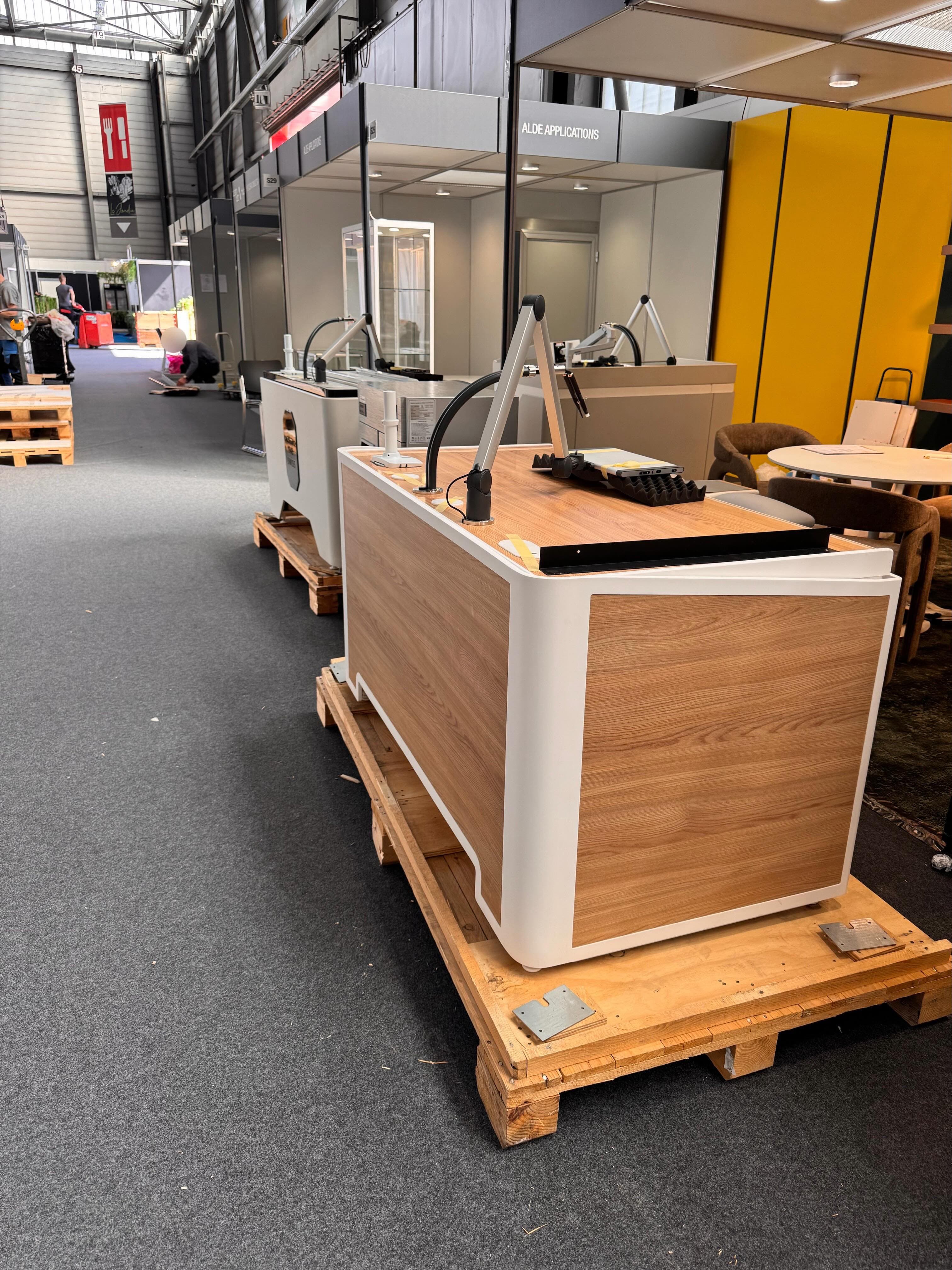 Mobilier horloger et équipements ergonomiques en cours d’installation
